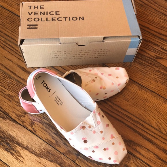 toms pale blush metallic dots